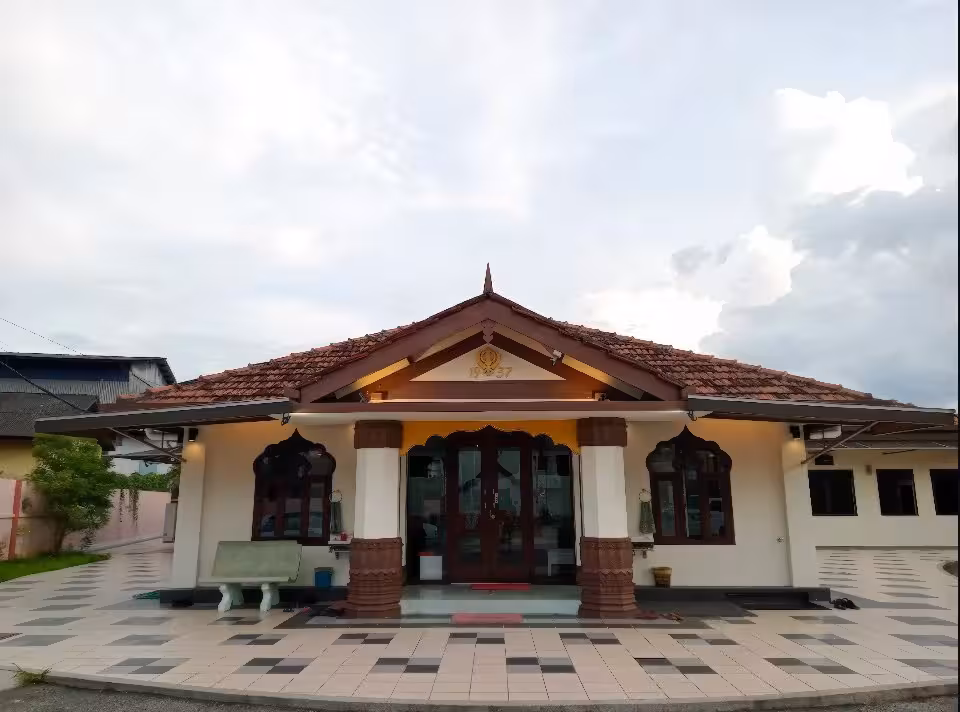 Gurdwara Sahib, Kuala Pilah. The first Gurdwara Sahib in Kuala Pilah was built between 1908 and 1910 by early Sikh migrants, who were primarily employed in the police force, tin mines, and dairy farming.The original Gurdwara was a simple structure with wooden walls and a zinc sheet roof.Sikh community members, came together to expand and renovate the gurudwara. The new design of the gurudwara was based on that of Gurdwara Sahib Mantin. It was opened in 1937 with Akhand Paath (reading and completing the holy Guru Granth Sahib Ji in 48 hours).