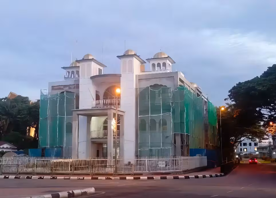 The Gurdwara Sahib Kuching was established by Sikh police officers who arrived in Sarawak during the British colonial period. The current temple on Jalan Masjid, notable for its golden dome, was opened in 1982 to replace the original wooden structure